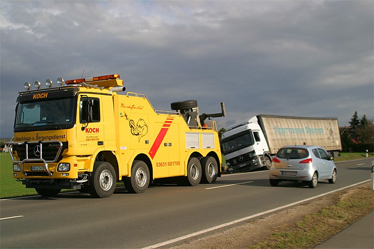 Abgerutschter LKW bei Wipperdorf