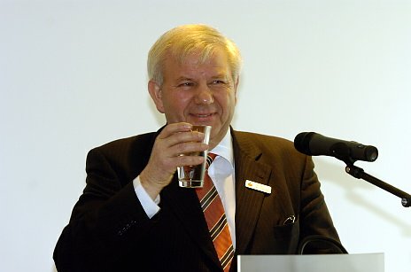 Dieter Przybilla st&ouml;&szlig;t auf die Sparkasse an