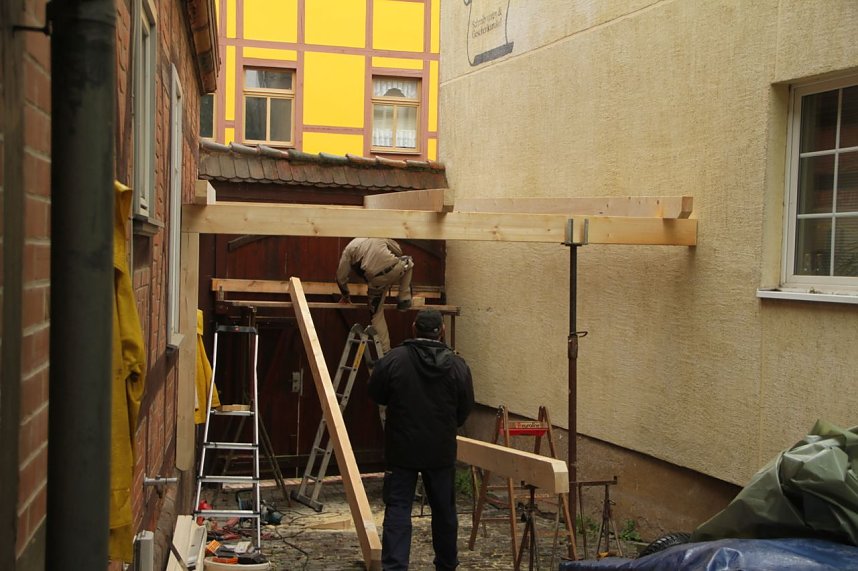 Apfelsaft f&uuml;r ein ganzes Jahr - im Kinderkirchenladen fand man heute wieder jede Menge zu tun