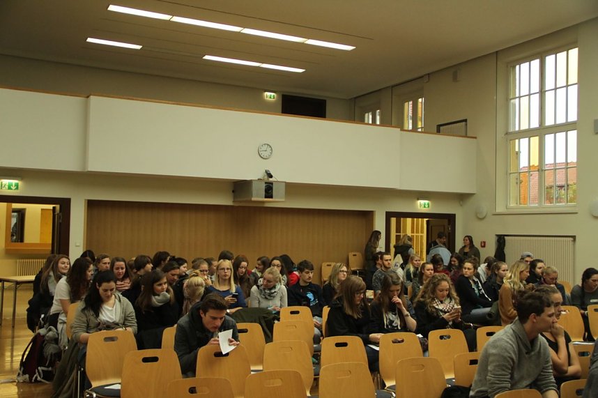 Spuren hinterlassen - vom Campus aus ging es f&uuml;r rund 100 Studierende heute hinaus, die Region und ihre Verein kennen lernen