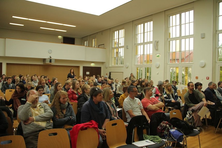Spuren hinterlassen - vom Campus aus ging es f&uuml;r rund 100 Studierende heute hinaus, die Region und ihre Verein kennen lernen