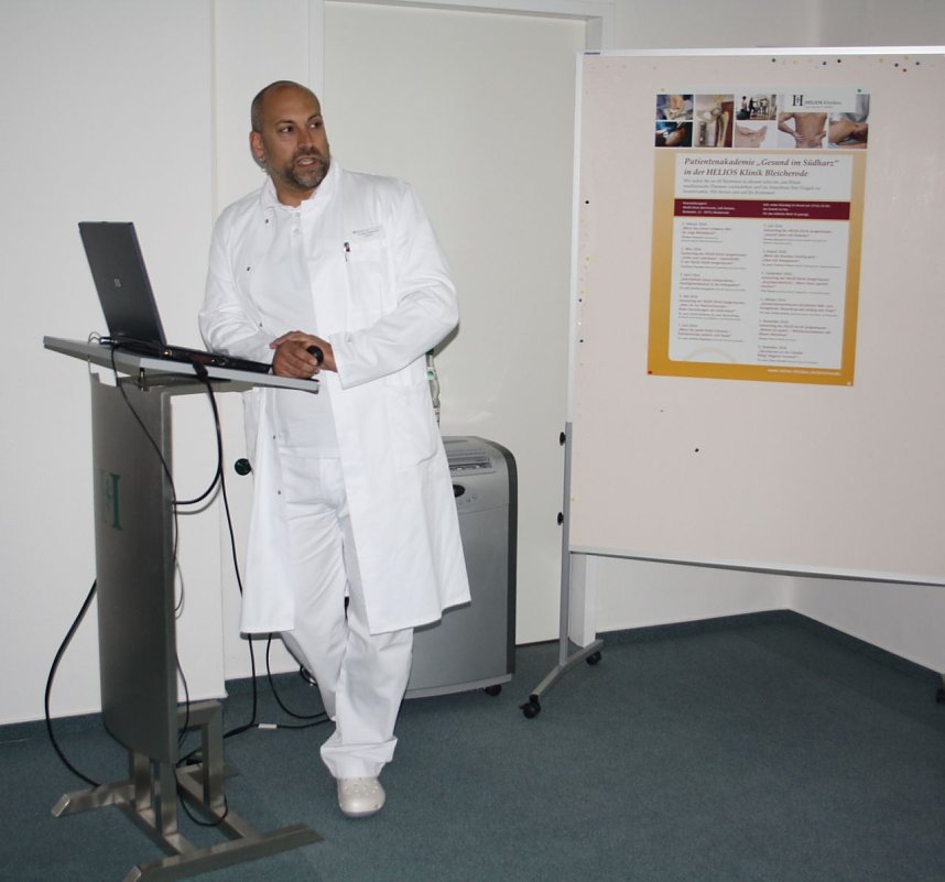 Dr. Andreas Ubl, Wirbels&auml;ulenchirurg, erkl&auml;rte den Eingriff der Knochenzementauff&uuml;llung .