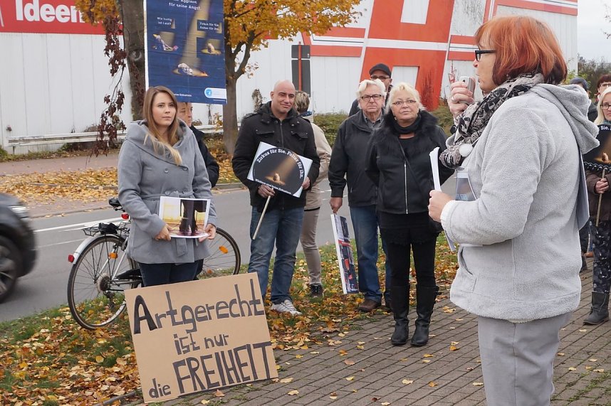 Tiersch&uuml;tzer protestieren gegen Zirkus mit Wildtieren