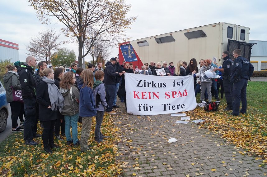 Tiersch&uuml;tzer protestieren gegen Zirkus mit Wildtieren
