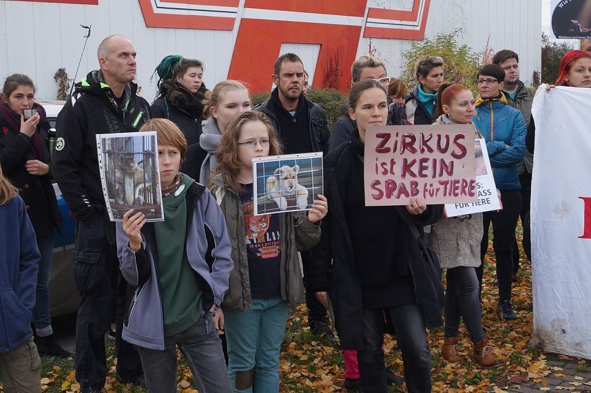 Tiersch&uuml;tzer protestieren gegen Zirkus mit Wildtieren