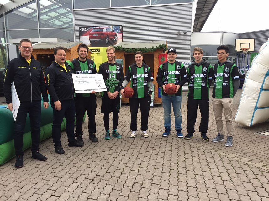 Neue Technik und Spenden f&uuml;r Vereine - im Autohaus Albertsmeyer freute man sich heute nicht nur &uuml;ber schicke Autos