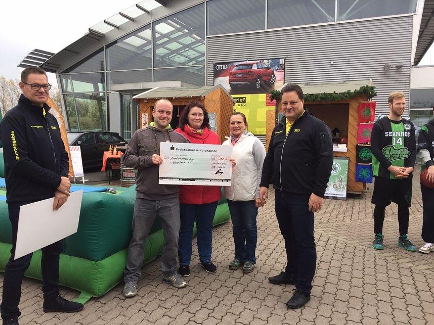 Neue Technik und Spenden f&uuml;r Vereine - im Autohaus Albertsmeyer freute man sich heute nicht nur &uuml;ber schicke Autos