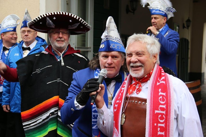 Ellricher Narren st&uuml;rmen das Rathaus