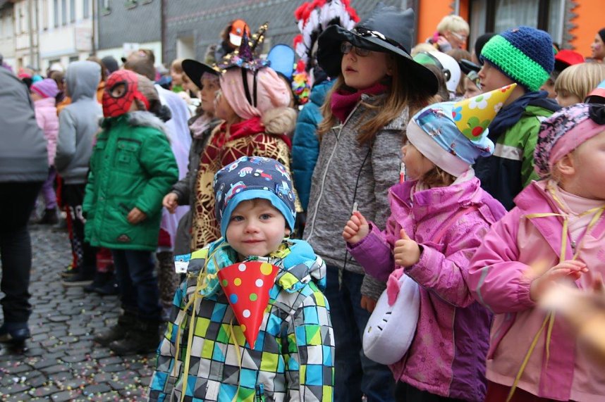Ellricher Narren st&uuml;rmen das Rathaus