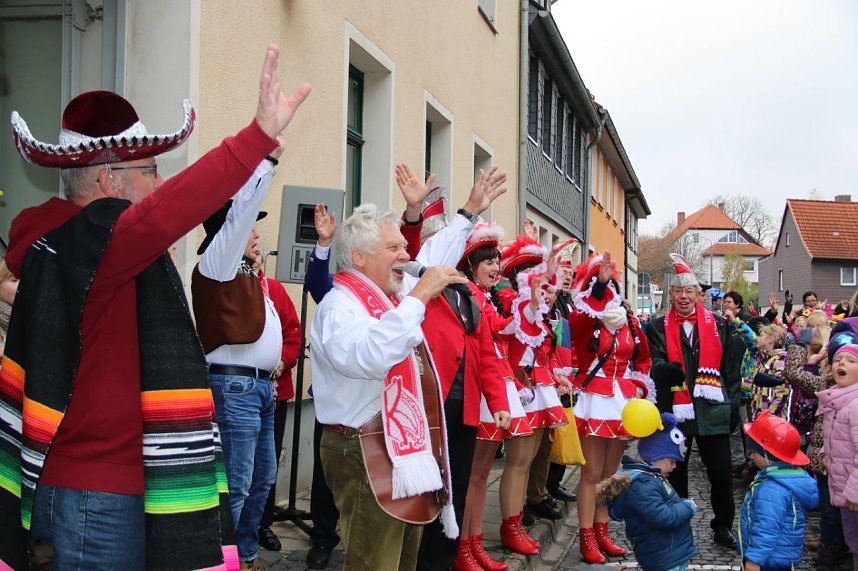 Ellricher Narren st&uuml;rmen das Rathaus