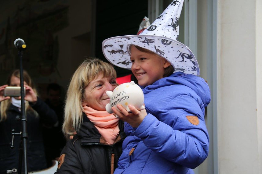 Ellricher Narren st&uuml;rmen das Rathaus