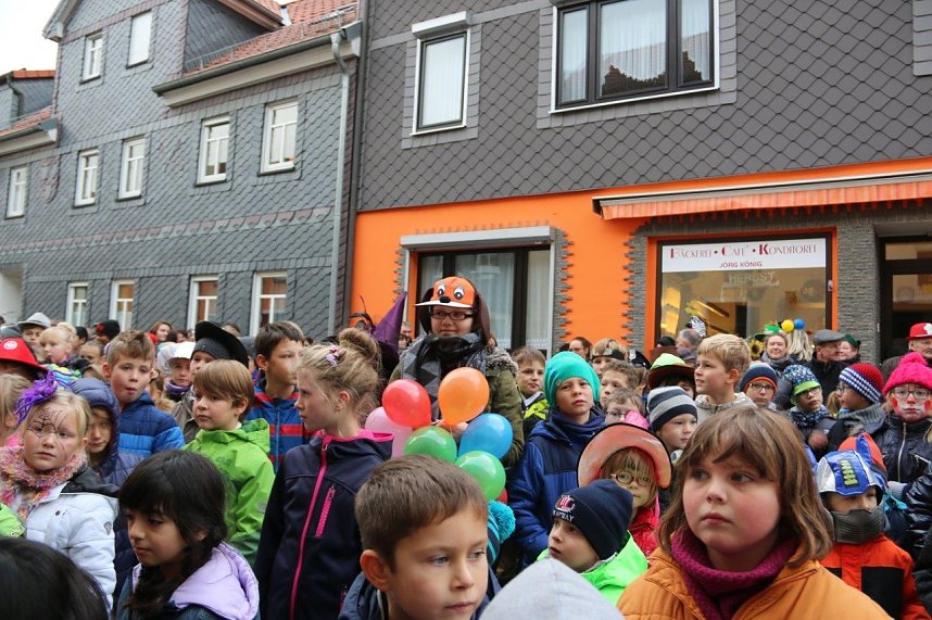 Ellricher Narren st&uuml;rmen das Rathaus