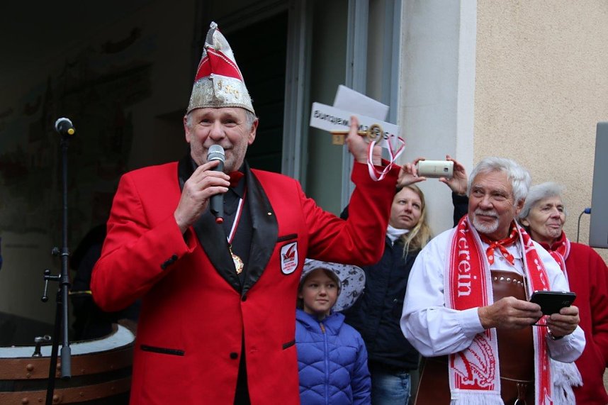 Ellricher Narren st&uuml;rmen das Rathaus