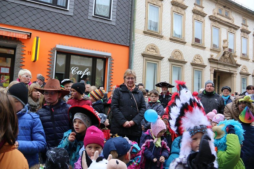 Ellricher Narren st&uuml;rmen das Rathaus