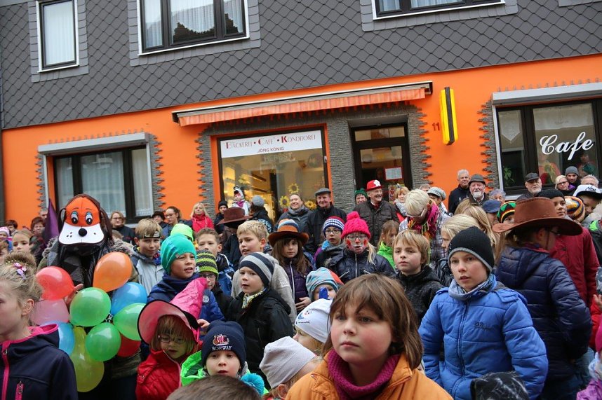 Ellricher Narren st&uuml;rmen das Rathaus