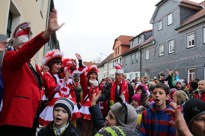 Ellricher Narren st&uuml;rmen das Rathaus