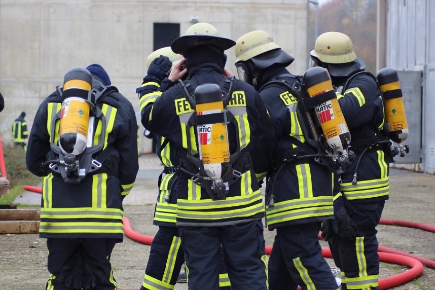 Hei&szlig;e Ausbildung im Brandcontainer