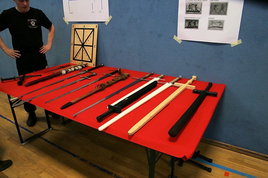 Paul Becker zeigte in der Petersberg-Turnhalle wie man richtig mit dem Schwert umgeht