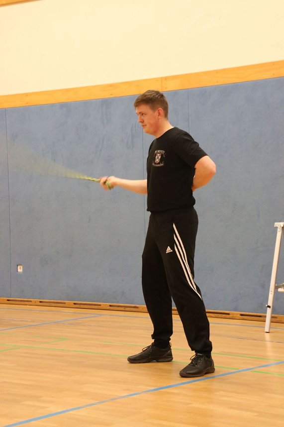 Paul Becker zeigte in der Petersberg-Turnhalle wie man richtig mit dem Schwert umgeht