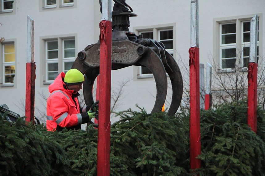 Auf dem Nordh&auml;user Rathausplatz laufen die Vorbereitungen f&uuml;r die Festtage
