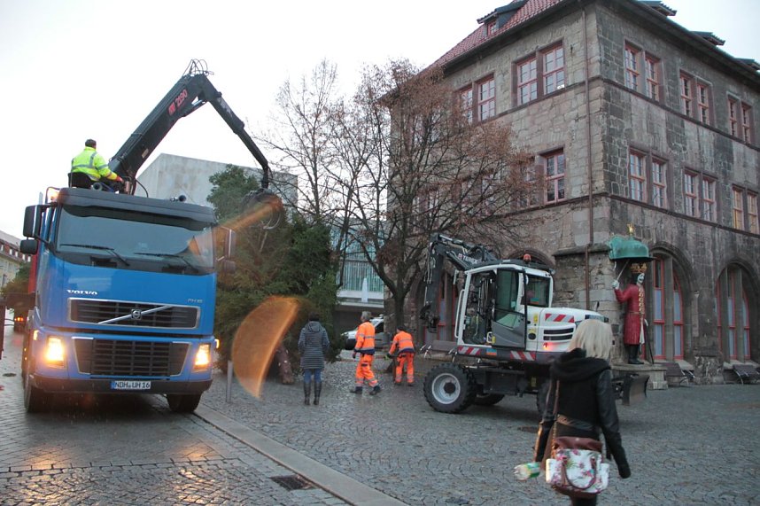 Auf dem Nordh&auml;user Rathausplatz laufen die Vorbereitungen f&uuml;r die Festtage
