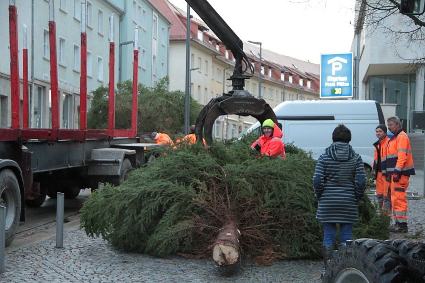 Auf dem Nordh&auml;user Rathausplatz laufen die Vorbereitungen f&uuml;r die Festtage