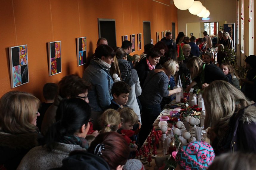 15 Kr&auml;nze, ein Wagenrad und 235 Zaunslatten