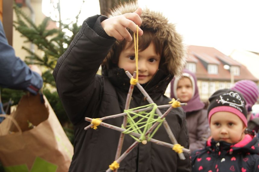Vorbereitungen f&uuml;r den Handwerkermarkt vor der Blasii-Kirche