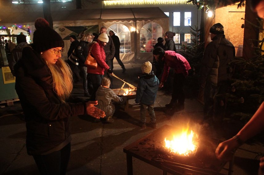 Handwerker-Weihnachtsmarkt vor der Blasii-Kirche