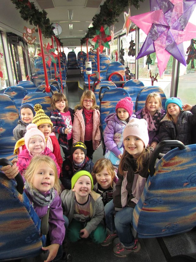 Bunt geschm&uuml;ckte Busse und Bahnen