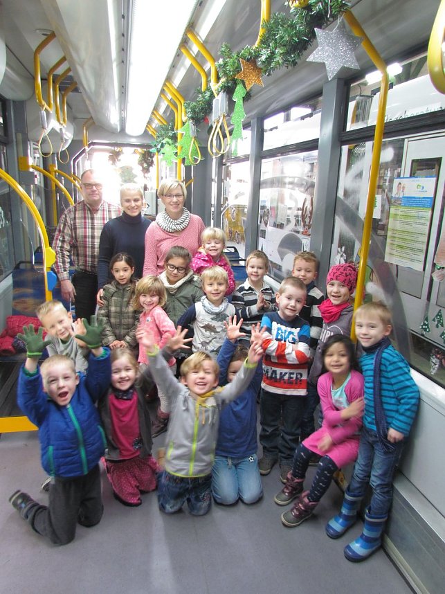 Bunt geschm&uuml;ckte Busse und Bahnen