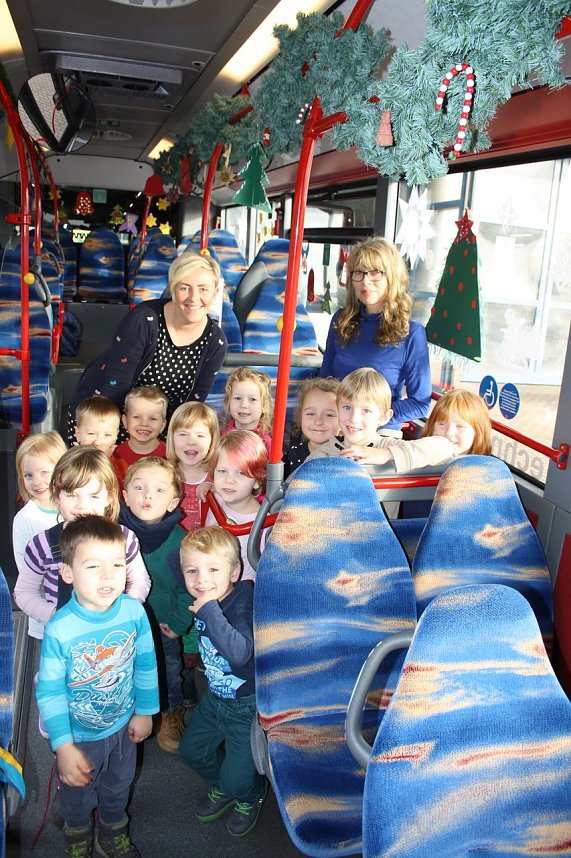 Bunt geschm&uuml;ckte Busse und Bahnen