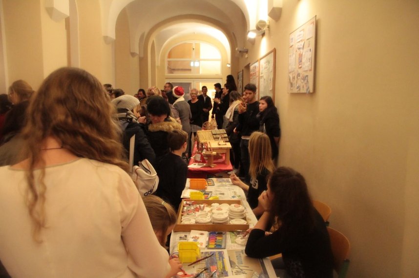 Volles Haus - der Weihnachtsbasar der Petersbergschule lockte jede Menge Besucher
