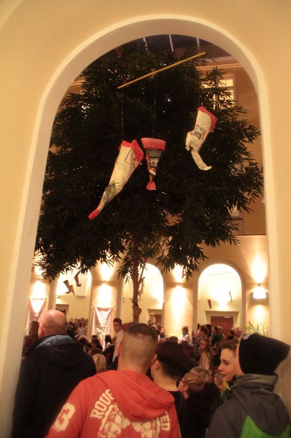 Volles Haus - der Weihnachtsbasar der Petersbergschule lockte jede Menge Besucher