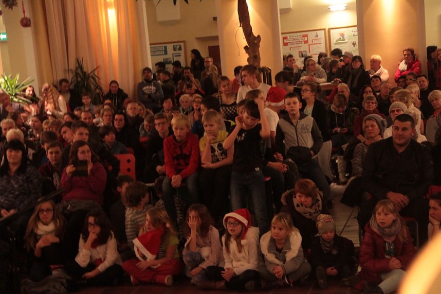 Volles Haus - der Weihnachtsbasar der Petersbergschule lockte jede Menge Besucher