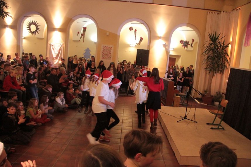 Volles Haus - der Weihnachtsbasar der Petersbergschule lockte jede Menge Besucher