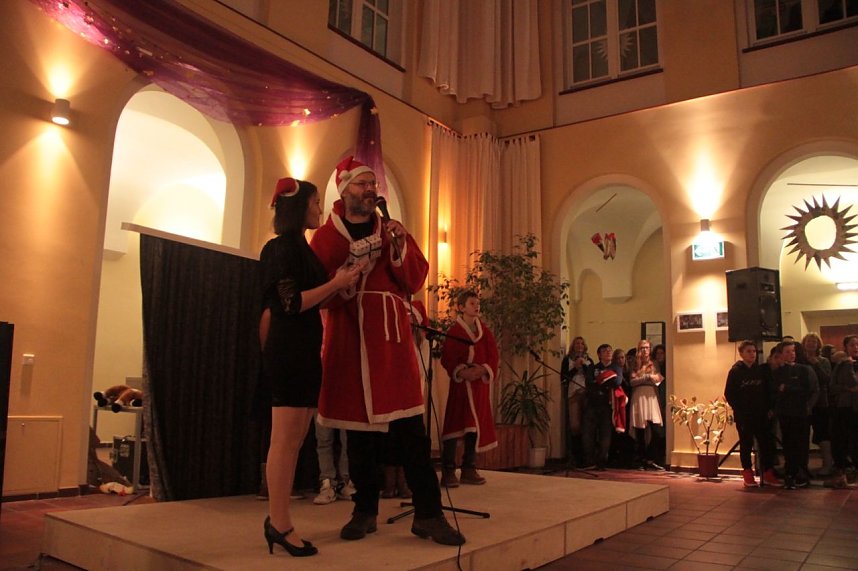 Volles Haus - der Weihnachtsbasar der Petersbergschule lockte jede Menge Besucher