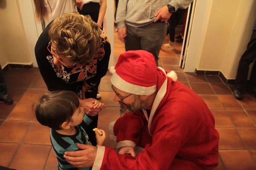 Volles Haus - der Weihnachtsbasar der Petersbergschule lockte jede Menge Besucher