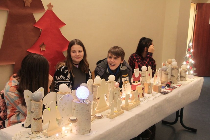 Volles Haus - der Weihnachtsbasar der Petersbergschule lockte jede Menge Besucher