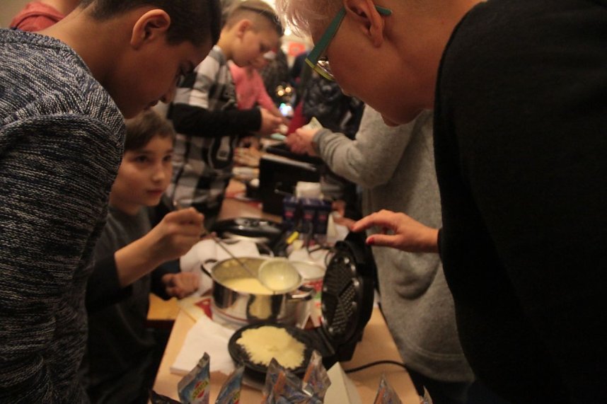 Volles Haus - der Weihnachtsbasar der Petersbergschule lockte jede Menge Besucher