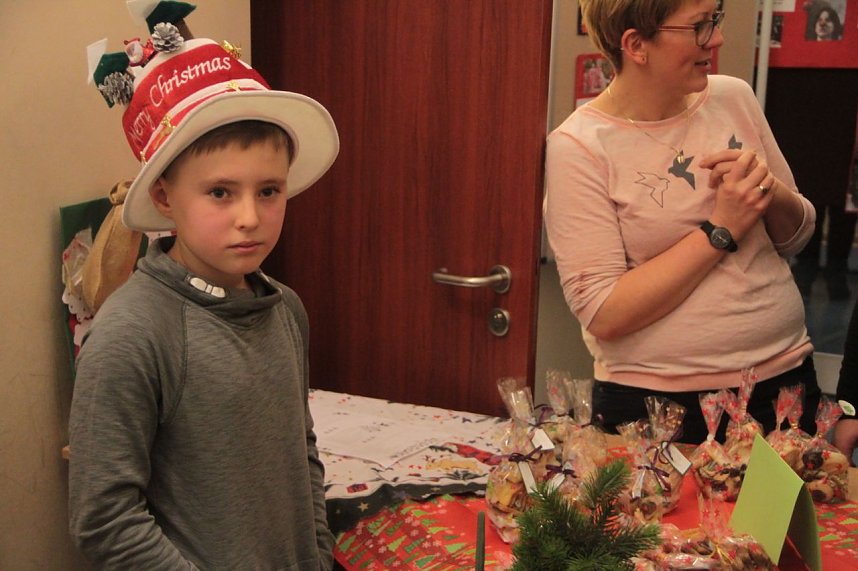 Volles Haus - der Weihnachtsbasar der Petersbergschule lockte jede Menge Besucher