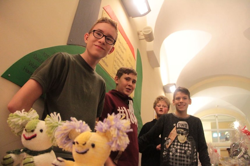 Volles Haus - der Weihnachtsbasar der Petersbergschule lockte jede Menge Besucher