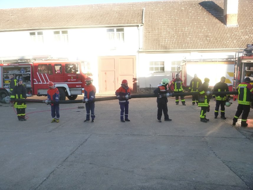 Jugendfeuerwehrleute bei der Ausbildung