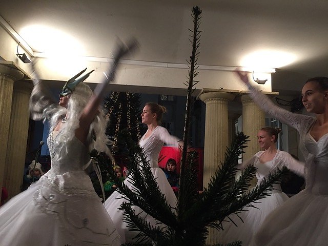 Tanzstudio Radeva &ouml;ffnet das dritte Adventst&uuml;rchen