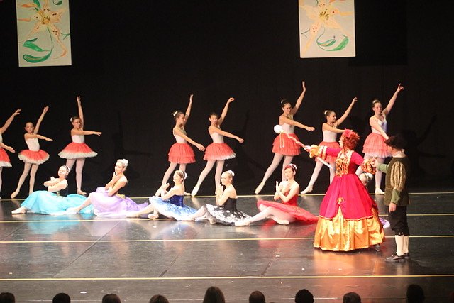 Tanzstudio Radeva &ouml;ffnet das dritte Adventst&uuml;rchen