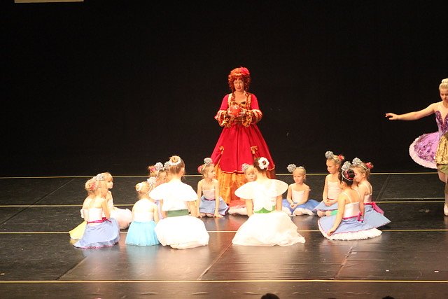 Tanzstudio Radeva &ouml;ffnet das dritte Adventst&uuml;rchen