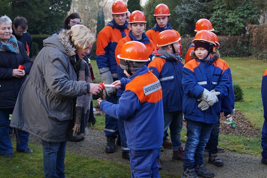 Friedenslicht am Friedhof