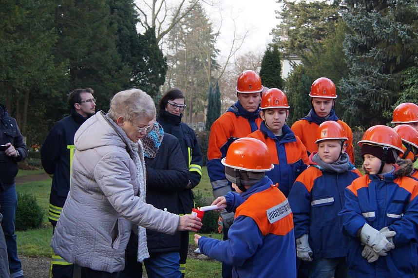 Friedenslicht am Friedhof