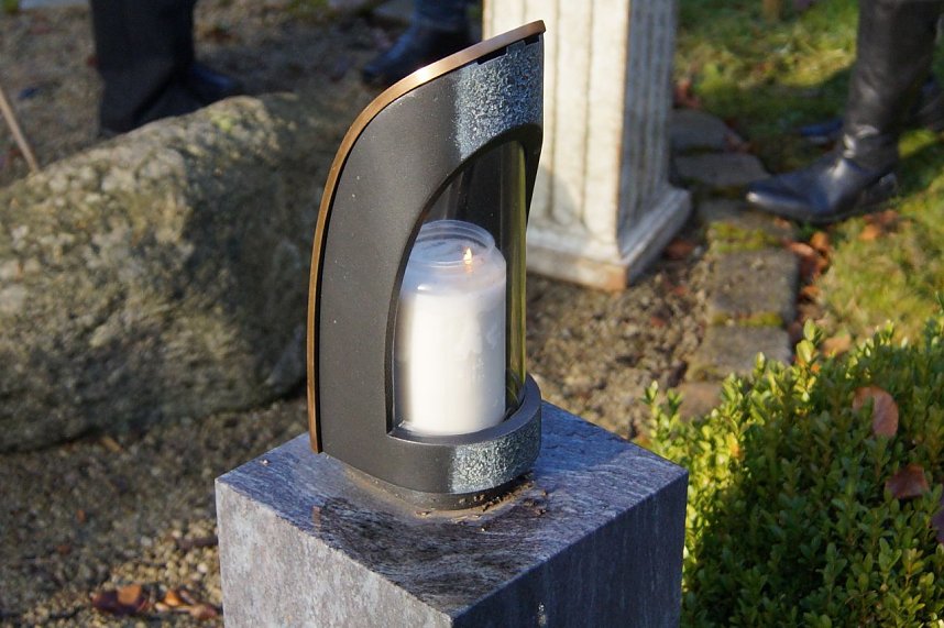 Friedenslicht am Friedhof