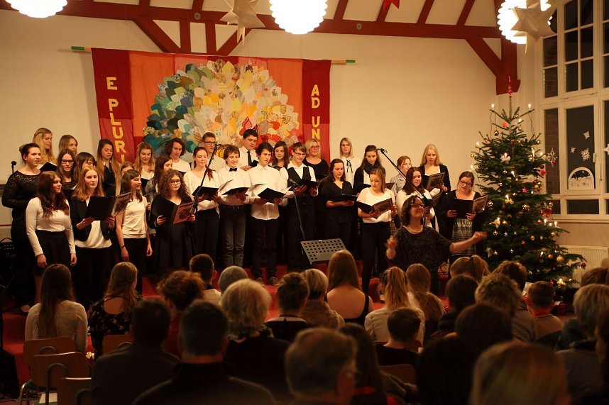 Lena von Billerbeck inspiriert die G&auml;ste zum Mitsingen und stimmt auf das Konzert ein